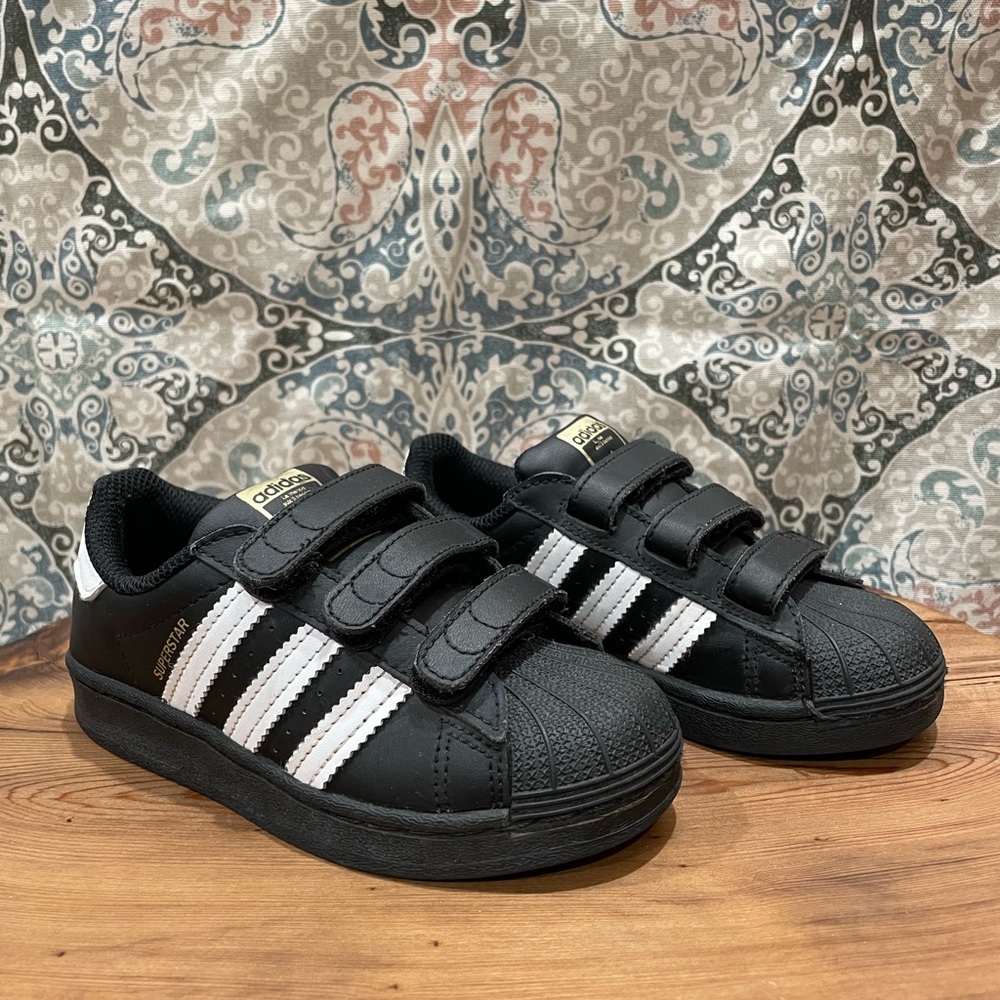 Boys/Girls Black Superstar Adidas Size 11